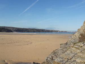 Blick auf einen Strand mit Sand und Wasser in der Unterkunft Treleigh in Hayle
