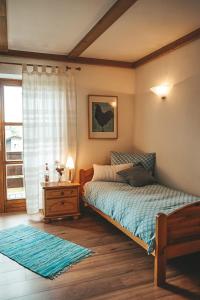 a bedroom with a bed and a window at Edel Weiss Gästezimmer in Fürstenstein