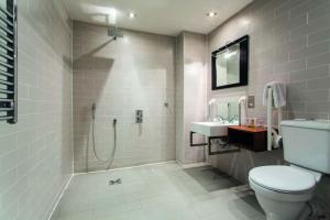 Toll House Inn في لانكستر: حمام مع دش ومرحاض ومغسلة
