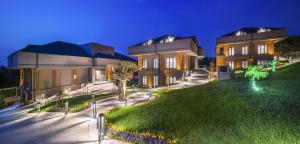 Um jardim em MENALO HOTEL PREMIUM ISTANBUL AIRPORT