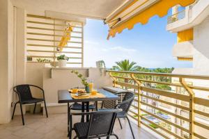 balcón con mesa, sillas y vistas al océano en DIFERENTFLATS Novelty, en Salou