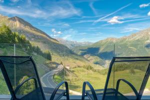 um autocarro com vista para uma estrada de montanha em Re Delle Alpi Resort & Spa, 4 Stelle Superior em La Thuile