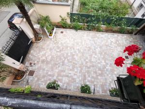 an overhead view of a patio with flowers and plants at B&B Ad Quintum Torino in Collegno