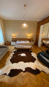 1 dormitorio con 1 cama y una alfombra grande en el suelo en The Home, en Timisoara