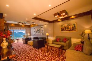 - un salon avec un canapé et une table dans l'établissement The Retreat Mashobra, Shimla, à Shimla