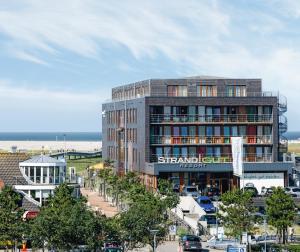圣彼得奥尔丁斯特兰德古特度假酒店的海滩前的高楼