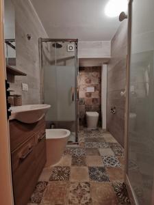 a bathroom with a shower and a sink and a toilet at Whiteflower Apartments in Bari
