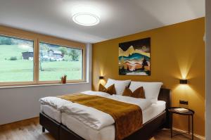 מיטה או מיטות בחדר ב-Verwall Apartment Arlberg - mit Sauna, Balkon und Gästekarte Premium