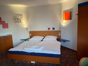 ein Schlafzimmer mit einem Bett mit zwei Kissen in der Unterkunft Ferienappartement mit Panoramablick in Rötz