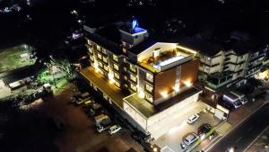 马尔冈Cosmique Clarks Inn Suites Goa的夜间大楼的顶部景色