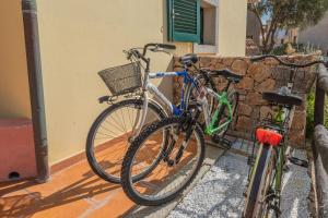 dos bicicletas están estacionadas al lado de un edificio en Residence I Mirti Bianchi, en Santa Teresa Gallura