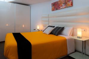 A bed or beds in a room at Apartaments y Habitacions Entre Volcans