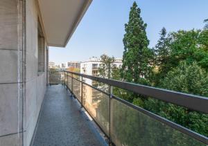 uma varanda com vista para um edifício em Fauriel Aimé em Saint-Étienne