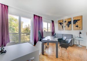 サン・テティエンヌにあるFauriel Aiméのデスク、テーブル、窓が備わる客室です。