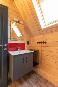 Koupelna v ubytování Chalets Na'Thur lodge + 37 fotografií
