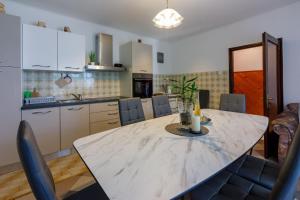 Kuchyňa alebo kuchynka v ubytovaní Apartment LEO NONA + 23 fotografií