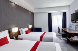 Tempat tidur dalam kamar di Holiday Inn Express Belfast City, an IHG Hotel