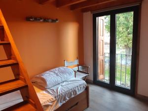 Postel nebo postele na pokoji v ubytování Casa de Pueblo en Saillagousse ideal familias