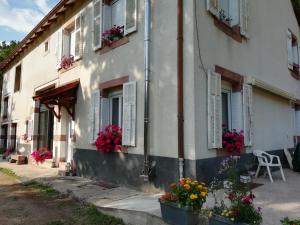 un edificio con flores delante en La mansarde aux digitales en La Croix-aux-Mines