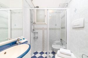 ein Badezimmer mit Dusche, Waschbecken und Toilette in der Unterkunft Hotel Karinzia in Caorle + 110 Fotos