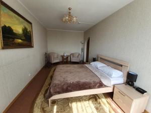 1 dormitorio con 1 cama y una pintura en la pared en Hotel Aviastar, en Ulyanovsk