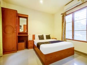Cama ou camas em um quarto em CAPITAL O 1142 Laemkum Beach Resort