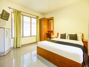 Łóżko lub łóżka w pokoju w obiekcie CAPITAL O 1142 Laemkum Beach Resort