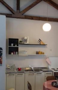 Een keuken of kitchenette bij manesi stone built studio