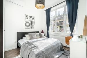 布达佩斯BpR SIRIUS Suite with A/C的带床和窗户的卧室