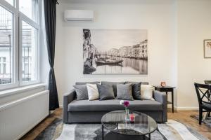 布达佩斯BpR SIRIUS Suite with A/C的带沙发和桌子的客厅