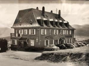an old photo of a hotel with cars parked in front at Hôtel Panorama in Munster
