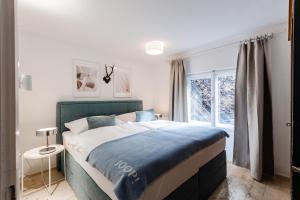 A bed or beds in a room at Alpin Chalets Wagrain