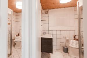 A bathroom at Alpin Chalets Wagrain Még 31 kép