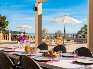 モライラにあるVilla Pia - Plusholidaysの海の景色を望むテーブル