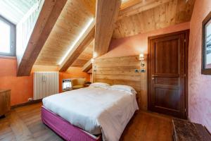 Postel nebo postele na pokoji v ubytování Re Delle Alpi Resort & Spa, 4 Stelle Superior