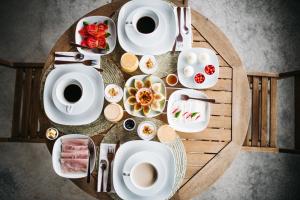 Retiro Atlântico في Urzelina: طاولة مع أطباق وأكواب من القهوة والطعام