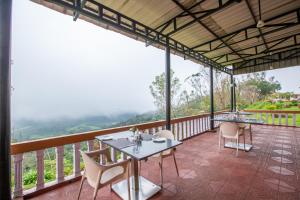 Balkón nebo terasa v ubytování KSTDC Hotel Mayura Valley View Madikeri