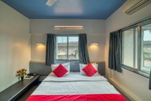Postel nebo postele na pokoji v ubytování Hotel Grand Ashwin
