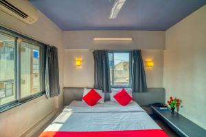 Postel nebo postele na pokoji v ubytování Hotel Grand Ashwin
