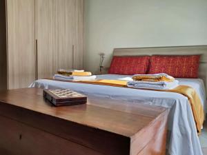 een slaapkamer met een bed en een tafel met handdoeken erop bij La Pietra Antica in Paola