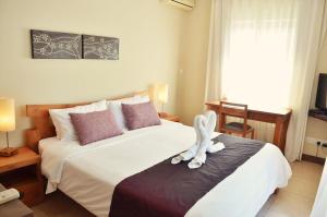 Letto o letti in una camera di Athena Villas by Fine & Country