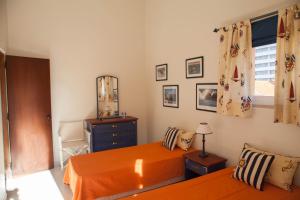 sypialnia z łóżkiem, komodą i lustrem w obiekcie Marina Apartment w mieście Quarteira