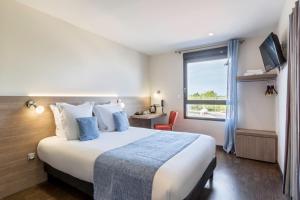 Un pat sau paturi într-o cameră la Sure Hotel by Best Western Reims Nord