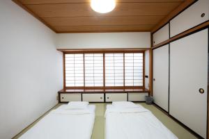 Postel nebo postele na pokoji v ubytování B&B MIKAWA 3 - Kanazawa Fish Harbour