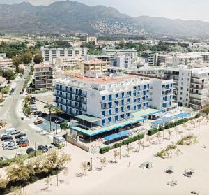 una vista aérea de un gran edificio con aparcamiento en Hotel Marian Platja, en Roses