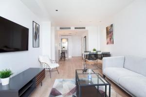 Televízia a/alebo spoločenská miestnosť v ubytovaní Tendency Apartments 12 Penthouse
