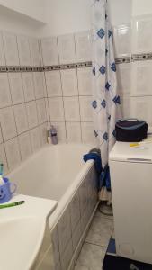 a bathroom with a tub and a toilet and a sink at Apartament cu 2 camere spatioase in centrul orasului - ANDREI in Brăila