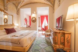 Postel nebo postele na pokoji v ubytování Corte Realdi Suites Piazza Erbe