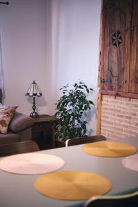 a living room with a table and a couch at Casa rural fuentelgato in Huerta del Marquesado