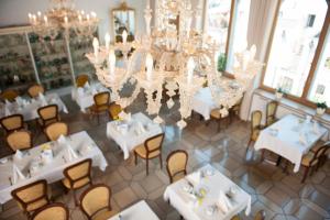 vista sul soffitto di una sala da pranzo con lampadario pendente di Hotel Wilder Mann a Passavia